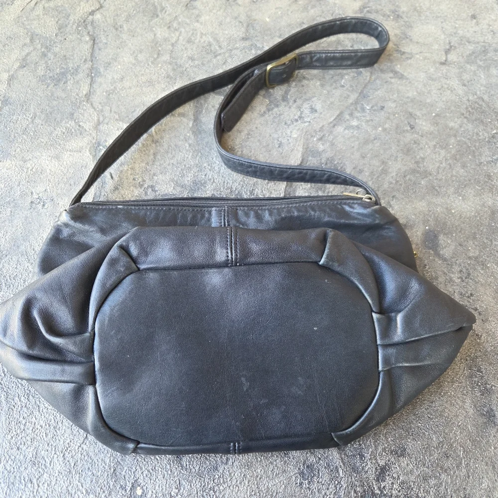 Stone Mountain Accessories Black Leather Shoulder Bag